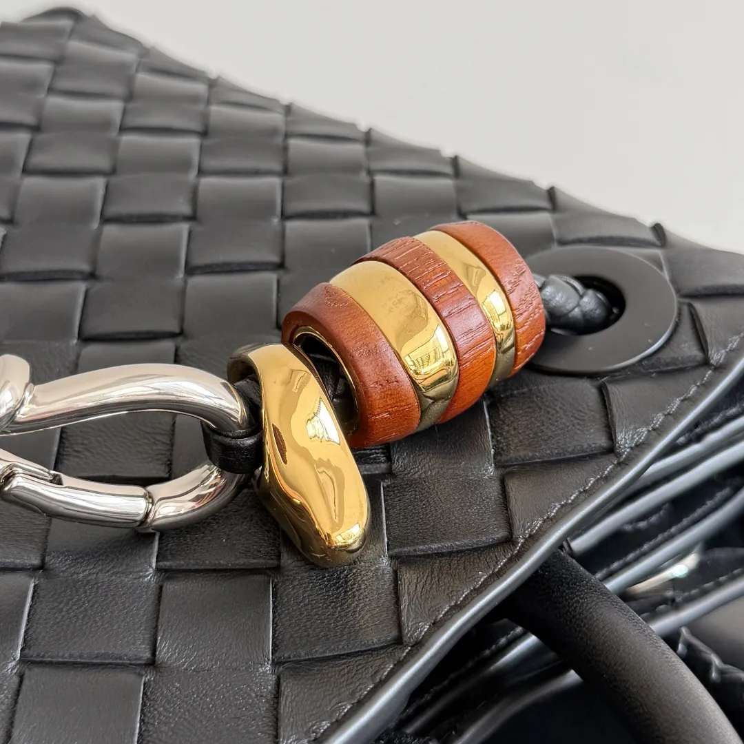 The new Andiamo batch of 3060 BV is shipped‼ ️The classic intercciato weaving process is used to create a soft bag, the metal knot is made of micro-cast aluminum using jewelry technology🪢, and the decorative beads are made of metal and hand-polished oak, allowing you to jump repeatedly between elegance and fun💃, making it unpredictable. Classic and versatile, it shows off your temperament, and the bag has a large capacity, making it very convenient for daily commuting! It has a variety of carrying methods, the shoulder straps can be adjusted by yourself, the original lambskin feels soft and delicate, and the unisex style breaks gender boundaries and brings a more practical and long-lasting use experience. The Andiamo, which has both elegant and casual styles, perfectly interprets the "fashionable old money style". Style number: 743568+wood hardware Color: black silver buckle Size: 25*22*10.5cm